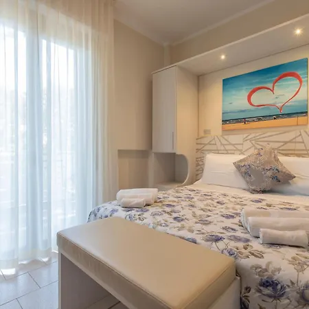 Deborah Hotel 3*